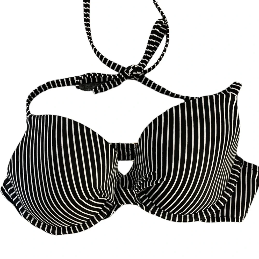 Shade & Shore black and white bathing suit top. Size 34C.